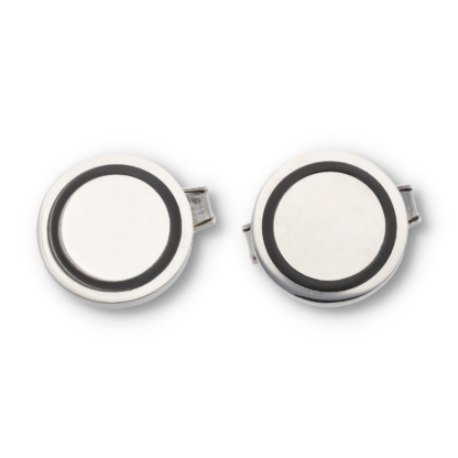 Kreisrunde Manschettenknöpfe aus Silber mit schwarz abgesetzt