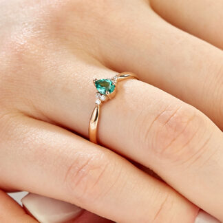 Smaragd Ring aus Gold mit sechs klare Diamanten.