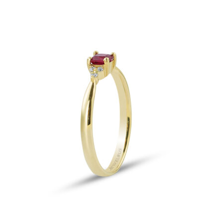 Rubin Ring aus 585er Gold mit sechs Diamanten.