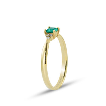 Ring aus Gold mit Diamanten und Smaragd.