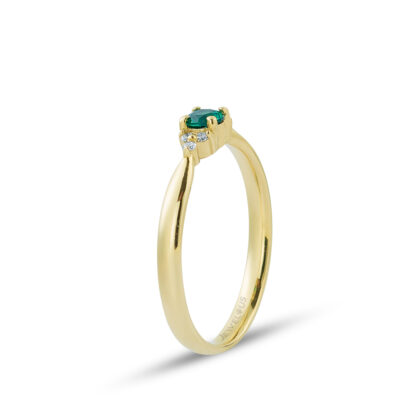 Smaragd Ring aus 585er Gold mit sechs klare Diamanten.