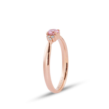 Rosa Saphir Ring aus 585er Gold mit sechs klare Diamanten.