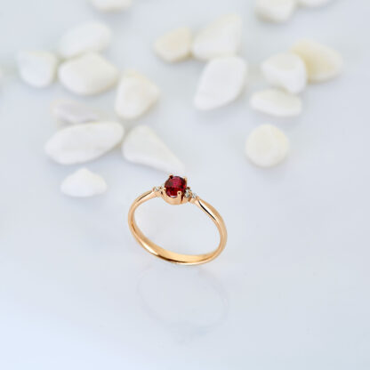Rubin Ring aus Gold mit sechs klare Diamanten.
