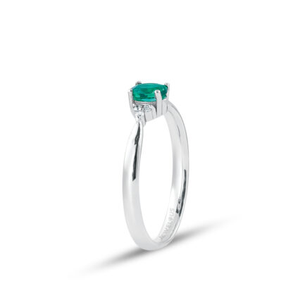 Smaragd Ring aus 585er Gold mit sechs klare Diamanten.