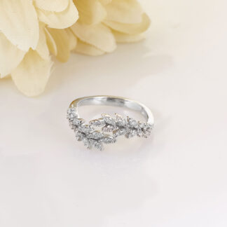 Ring Olivenzweigmotiv aus Weißgold mit Brillanten.