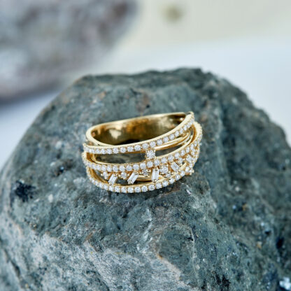 Diamantring aus Gold mit besonderem Design.