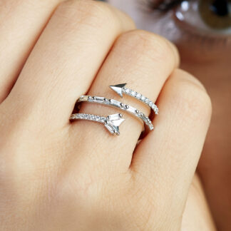 Pfeil-Ring aus 585er Gold und Brillanten.