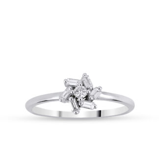 Solitairring aus Weißgold mit Diamanten im Brillant- und Baguetteschliff.