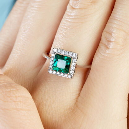 Smaragd Ring aus 585er Weißgold mit Diamanten.