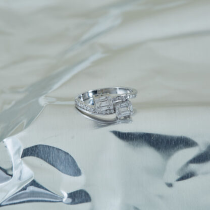 Diamantring mit offene zueinanderlaufende Ringschiene aus Weißgold.