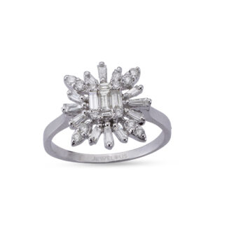 Diamantring aus Gold mit Brillanten in einer Blumenform gefasst.