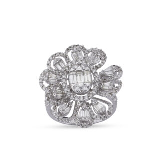 Diamantring aus Gold mit Brillanten in einer Blumenform gefasst.