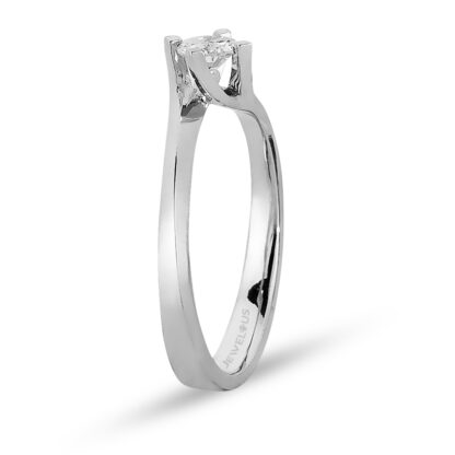 Solitär Ring aus Gold mit einem Diamanten auf gedrehter Ringschiene