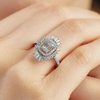 Goldring mit Brillanten in Baguette- und Brillantschliff gekrönt.