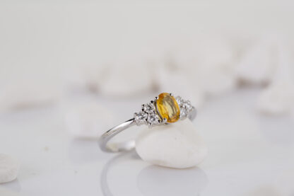 Gelber Saphir Ring aus 585er Weißgold mit 6 klaren Brillanten