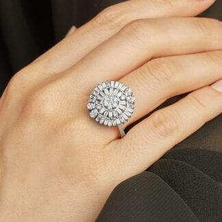 Diamantring aus Weißgold präsentiert die Steine in kreisrunder Form