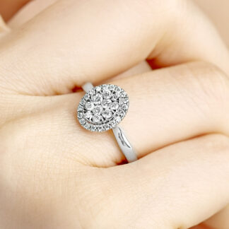 Diamantring aus Gold präsentiert die Diamanten in kreisrunder Form