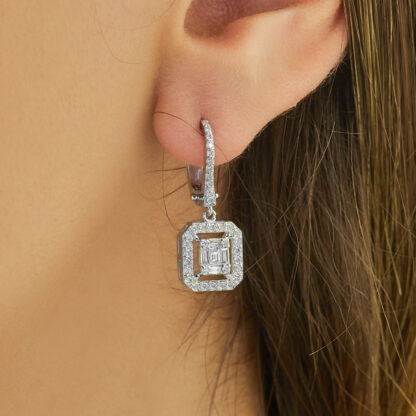 Ohrhänger mit Diamanten in quadratischer Form gefasst aus Gold