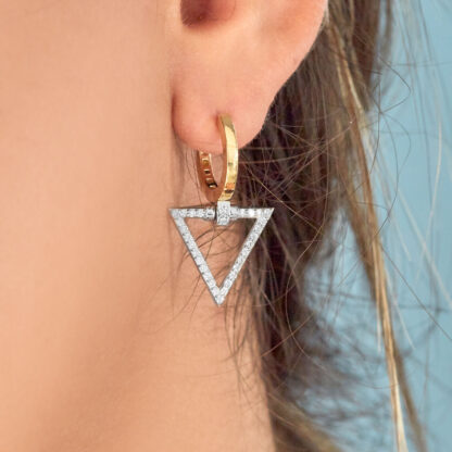 Ohrhänger aus Weiß- und Gelbgold in Form eines Dreiecks mit Diamanten