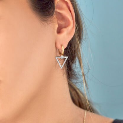 Ohrhänger aus Weiß- und Gelbgold in Form eines Dreiecks mit Diamanten