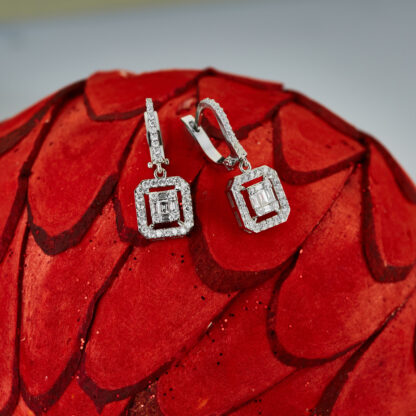Ohrhänger aus Weißgold mit Diamanten im Baguette- und Brillantschliff