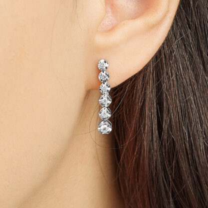 Gold Ohrringe mit Diamanten diese sind blütenförmig angeordnet.