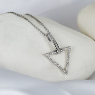 Kette aus 585er Gold mit Dreiecks-Anhänger besetzt mit Diamanten