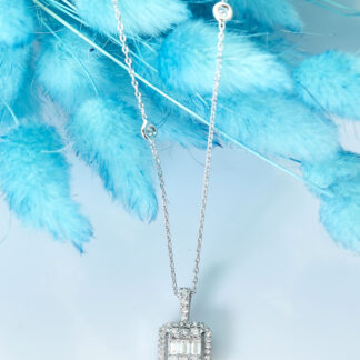 Kette aus 585er Weißgold mit quadratischen Anhänger geziert durch Brillanten im Baguette- und Brillantschliff.