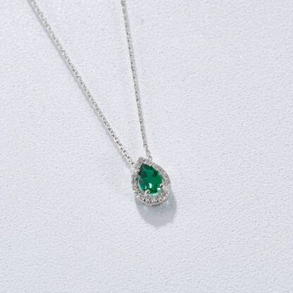 Weißgoldkette / Diamantcollier mit Smaragd in Tropfenform und umgeben von weiteren Brillanten
