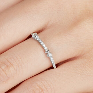 Ring mit Zirkonia aus Weißgold mit Zierelemente.