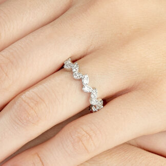 Goldring mit Steinen in Tropfenform-Design.