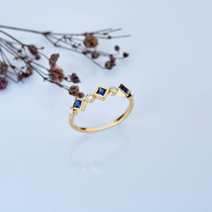 Ring aus 585er Gold mit weißen und blauen Zirkonia.