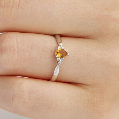 Ring aus 585er Gold mit weißen und gelben Zirkonia.
