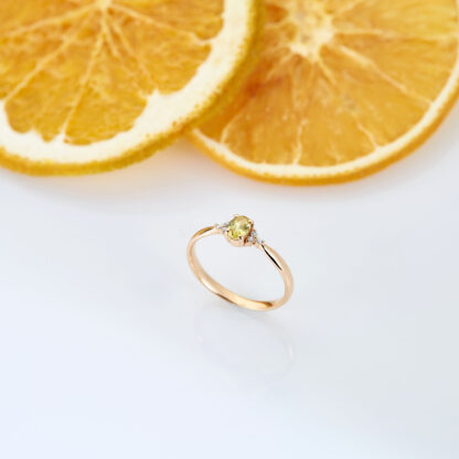Gelber Zirkonia Ring aus Rotgold mit Brillanten.