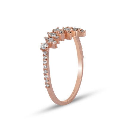 Ring mit Zirkoniasteinen in geschwungenem Design aus Rotgold.