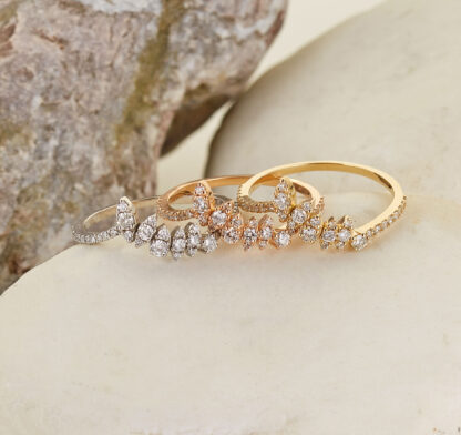 Ring mit Zirkoniasteinen in geschwungenem Design aus Rotgold.