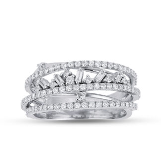 Ring mit Zirkonia aus Gold mit besonderem Design.