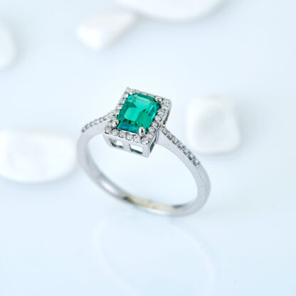 Ring aus 585er Weißgold mit grünen und weißen Steinen.