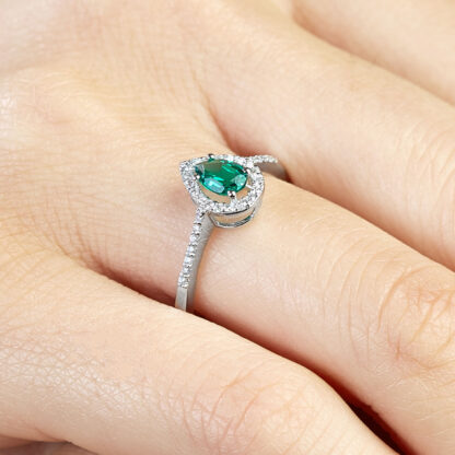 Ring aus 585er Weißgold mit grünen und weißen Steinen.