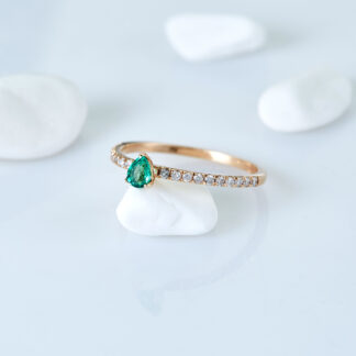 Zirkonia Ring aus Weißgold mit grünem und weißen Steinen