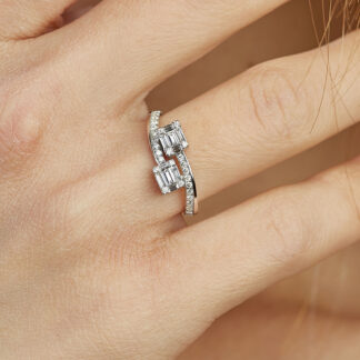 Ring mit geschwungene Ringschiene aus 585er Weißgold und Steinen