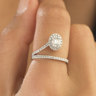 Ring aus 585er Gold mit Zirkoniasteinen in Baguette- und Brillantschliff