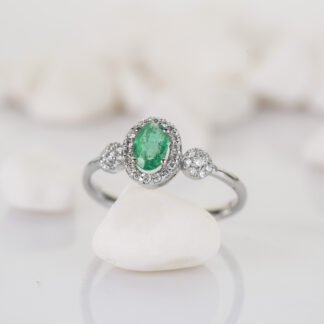 Ring aus Weißgold mit grünen und klaren Zirkonia Steinen