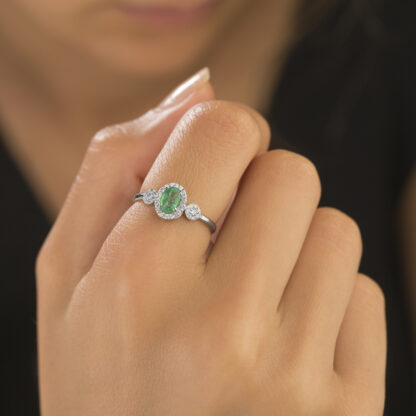 Ring aus Weißgold mit grünen und klaren Zirkonia Steinen