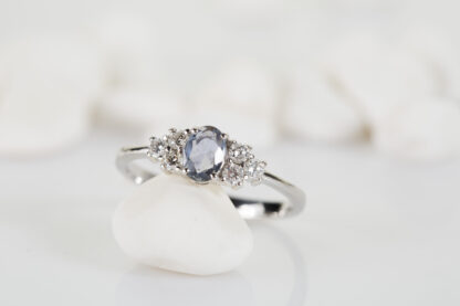 Ring aus Weißgold mit einem blauen und weißen Zirkoniasteinen