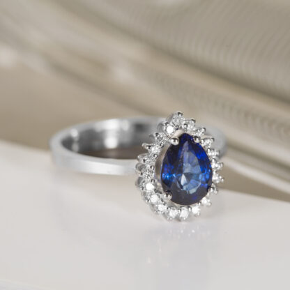 Ring mit blauem Stein aus Weißgold und weiteren weißen Zirkoniasteinen