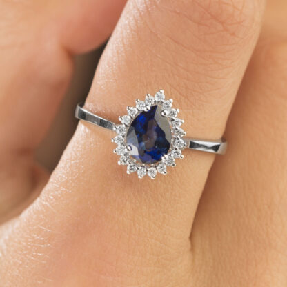Ring mit blauem Stein aus Weißgold und weiteren weißen Zirkoniasteinen