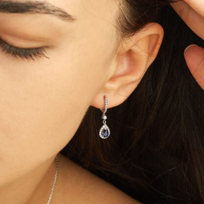 Ohrhänger aus Gold mit blauen und weißen Zirkonia Steinen