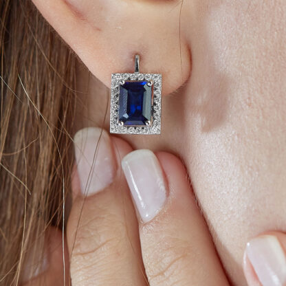 Ohrhänger aus Gold mit blauen Stein im Princessschliff und Zirkoniasteinen