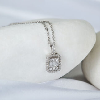 Kette aus Weißgold mit quadratischen Anhänger geziert durch Zirkoniasteinen